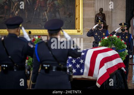 Washington, Vereinigte Staaten. 12th Januar 2022. Besucher zollen dem ehemaligen Mehrheitsführer des Senats, Harry Reid, ihren Respekt, da er am Mittwoch, den 12. Januar 2022, in der Rotunde des US-Kapitols in Washington, DC, im Staat liegt. Kredit: Rod Lampey/CNP/dpa/Alamy Live Nachrichten Stockfoto