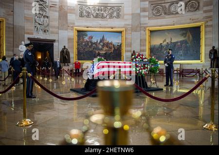 Washington, Vereinigte Staaten. 12th Januar 2022. Besucher zollen dem ehemaligen Mehrheitsführer des Senats, Harry Reid, ihren Respekt, da er am Mittwoch, den 12. Januar 2022, in der Rotunde des US-Kapitols in Washington, DC, im Staat liegt. Kredit: Rod Lampey/CNP/dpa/Alamy Live Nachrichten Stockfoto