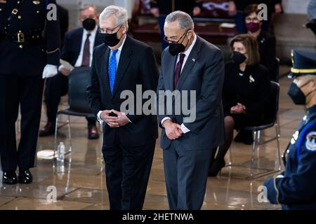 USA - 12. JANUAR: Der Mehrheitsführer des Senats, Charles Schumer, D-N.Y., rechts, und der Minderheitsführer des Senats, Mitch McConnell, R-Ky., erweisen dem verstorbenen Senator Harry Reid, D-Nev, Respekt, da seine Überreste am Mittwoch, dem 12. Januar 2022, in der Rotunde des US-Kapitols liegen. Kredit: Tom Williams/Pool über CNP Stockfoto