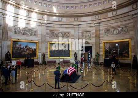 Washington, Vereinigte Staaten. 12th Januar 2022. Besucher zollen dem ehemaligen Mehrheitsführer des Senats, Harry Reid, ihren Respekt, da er am Mittwoch, den 12. Januar 2022, in der Rotunde des US-Kapitols in Washington, DC, im Staat liegt. Kredit: Rod Lampey/CNP/dpa/Alamy Live Nachrichten Stockfoto