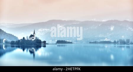 Verträumte Kirche maria-Wörth auf der Insel im wörthersee Stockfoto