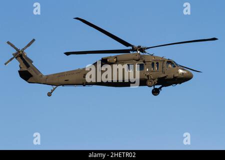 Yamato, Japan. 30th Januar 2020. Ein Black Hawk-Hubschrauber der US-Armee Sikorsky UH-60 landet in der Naval Air Facility in Atsugi in der Nähe von Yamato, Kanagawa, Japan. (Foto von Damon Coulter/SOPA Images/Sipa USA) Quelle: SIPA USA/Alamy Live News Stockfoto