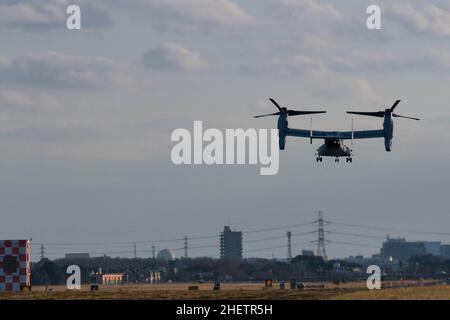 Yamato, Japan. 04th Januar 2019. Ein Bell Boeing V22 Osprey-Kipprotor-Flugzeug mit den US-Marineinfanteristen hebt von der Naval Air Facility Atsugi in Yamato, Kanagawa, Japan, ab. Die Osprey ist ein umstrittenes Transportflugzeug. Mit einer lückenhaften Sicherheitsbilanz ist es oft der Fokus der anti-amerikanischen Basis und Kräfte in Japan, insbesondere Okinawa. Es ist ein seltener Besucher dieser Atsugi-Basis. (Foto von Damon Coulter/SOPA Images/Sipa USA) Quelle: SIPA USA/Alamy Live News Stockfoto