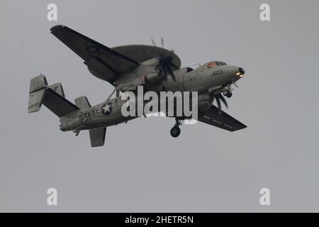 Yamato, Japan. 13th Dez 2016. Ein Frühwarnflugzeug der Northrop Grumman E2 Hawkeye mit Carrier Airborne Early Warning Squadron 115 (VAW-115), auch bekannt als die „Liberty Bells“, fliegt über Kanagawa, Japan. (Foto von Damon Coulter/SOPA Images/Sipa USA) Quelle: SIPA USA/Alamy Live News Stockfoto