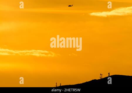 Yamato, Japan. 17th Januar 2017. Ein Sikorsky SH-60 Seahawk-Hubschrauber in Silhouette bei Sonnenuntergang, der in der Nähe der Naval Air Facility des Atsugi Airbase in Kanagawa, Japan, fliegt. (Foto von Damon Coulter/SOPA Images/Sipa USA) Quelle: SIPA USA/Alamy Live News Stockfoto