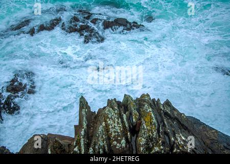 Wilde Wellen treffen auf die großen Felsen der Küste Stockfoto