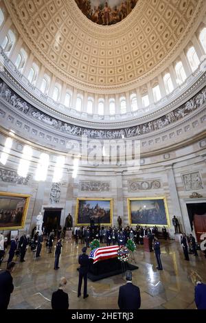 Washington, DC, USA. 12th Januar 2022. Die Schatulle des ehemaligen Senators Harry Reid aus Nevada liegt in der US-Rotunde des Kapitols am 12. Januar 2022 in Washington, DC. Reid vertrat Nevada mehr als 30 Jahre lang im Kongress, acht als Mehrheitsführer des Senats. Kredit: Chip Somodevilla/Pool Über Cnp/Media Punch/Alamy Live News Stockfoto