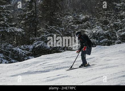 Adaptives Skifahren mit einem Bein : behinderter Skirennfahrer ein drei-Tracker, oder ein-beinige Skifahrer Training Kinder, wie man im Stowe Mountain Resort Ski Stockfoto