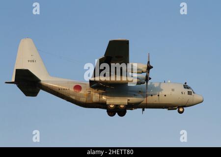 Yamato, Japan. 1st. Mai 2018. Ein Lockheed C130 Hercules Transportflugzeug mit der japanischen Maritime Self Defense Force (JSDF), das in der Nähe von Yamato, Kanagawa, Japan, fliegt. (Bild: © Damon Coulter/SOPA-Bilder über ZUMA Press Wire) Stockfoto