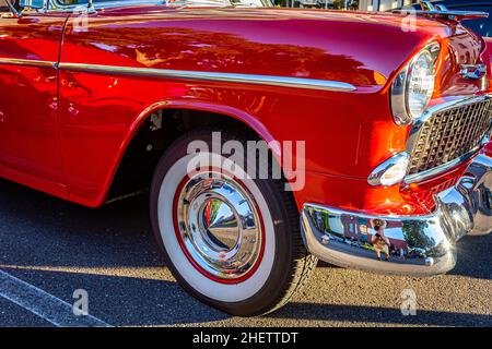 Fernandina Beach, FL - 18. Oktober 2014: Vorderansicht eines Chevrolet BelAir Cabriolets aus dem Jahr 1955 auf einer Oldtimer-Show in Fernandina Stockfoto