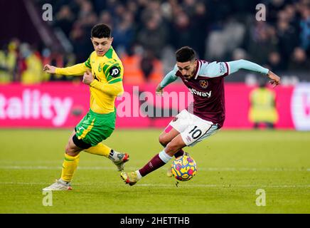 Manuel Lanzini (rechts) von West Ham United und Milot Rashica von Norwich City kämpfen während des Premier League-Spiels im Londoner Stadion um den Ball. Bilddatum: Mittwoch, 12. Januar 2022. Stockfoto