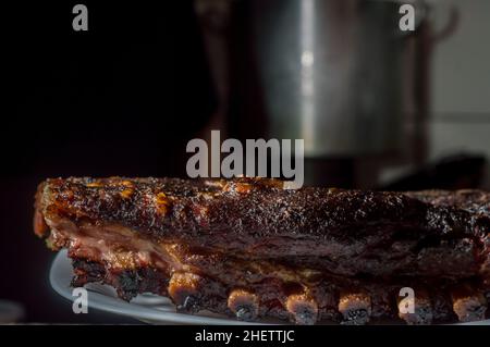 Würzige gegrillte Sommer-Grillschnitzel serviert mit einem antiken Vintage-Holz Schneidebrett, selektive Focus.and Kopierer Platz Stockfoto