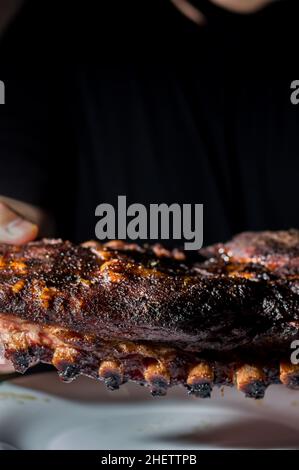 Würzige gegrillte Sommer-Grillschnitzel serviert mit einem antiken Vintage-Holz Schneidebrett, selektive Focus.and Kopierer Platz Stockfoto