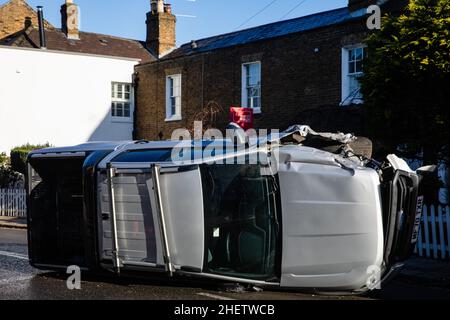 Windsor, Großbritannien. 12th. Januar 2022. Ein Fahrzeug ruht nach einem Verkehrsunfall auf seiner Seite. Der Unfall ereignete sich in der Kings Road, und ein Polizeibeamter von Thames Valley teilte mit, dass niemand schwer verletzt wurde. Kredit: Mark Kerrison/Alamy Live Nachrichten Stockfoto