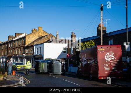 Windsor, Großbritannien. 12th. Januar 2022. Ein Fahrzeug ruht nach einem Verkehrsunfall auf seiner Seite. Der Unfall ereignete sich in der Kings Road, und ein Polizeibeamter von Thames Valley teilte mit, dass niemand schwer verletzt wurde. Kredit: Mark Kerrison/Alamy Live Nachrichten Stockfoto