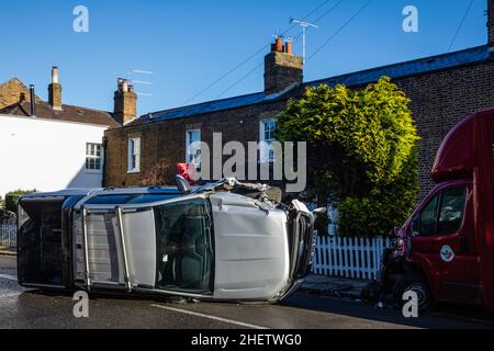 Windsor, Großbritannien. 12th. Januar 2022. Ein Fahrzeug ruht nach einem Verkehrsunfall auf seiner Seite. Der Unfall ereignete sich in der Kings Road, und ein Polizeibeamter von Thames Valley teilte mit, dass niemand schwer verletzt wurde. Kredit: Mark Kerrison/Alamy Live Nachrichten Stockfoto