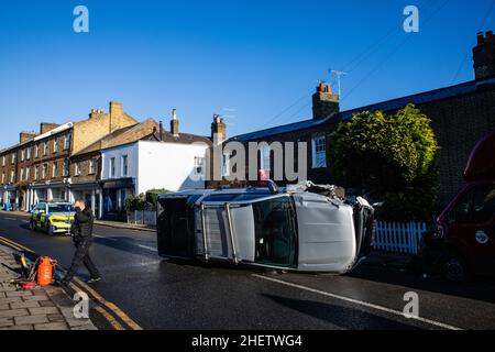 Windsor, Großbritannien. 12th. Januar 2022. Ein Fahrzeug ruht nach einem Verkehrsunfall auf seiner Seite. Der Unfall ereignete sich in der Kings Road, und ein Polizeibeamter von Thames Valley teilte mit, dass niemand schwer verletzt wurde. Kredit: Mark Kerrison/Alamy Live Nachrichten Stockfoto