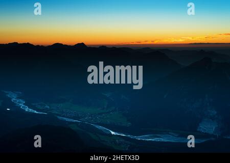 Sonnenuntergangsszene in den österreichischen alpen mit Blick auf den Fluss im Tal Stockfoto