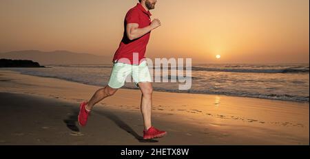 Kurzer Jogger beim Joggen am Sommerstrand bei Sonnenuntergang am Meer, Ausdauer Stockfoto