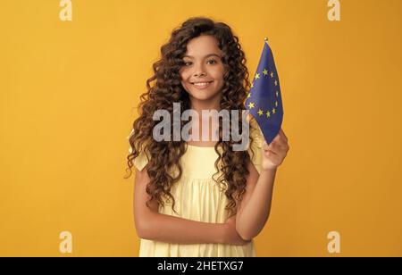 Glückliches jugendliches Mädchen hält die flagge der europäischen Union, Bildung im Ausland Stockfoto