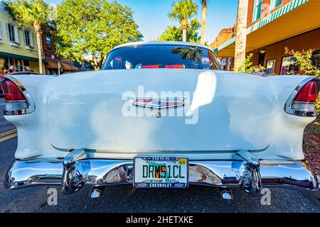 Fernandina Beach, FL - 18. Oktober 2014: Weitwinkel-Rückansicht eines Chevrolet BelAir Coupés aus dem Jahr 1955 auf einer Oldtimer-Ausstellung in Fernandina Be Stockfoto