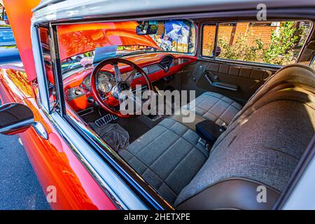 Fernandina Beach, FL - 18. Oktober 2014: Weitwinkel-Innenansicht eines Chevrolet BelAir Coupés aus dem Jahr 1955 auf einer Oldtimer-Show in Fernandina Beach, Florida Stockfoto