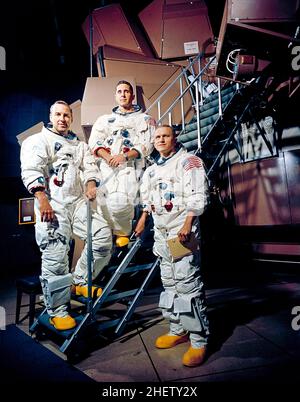 Apollo 8 Hauptbesatzungsmitglieder (von links nach rechts) James A. Lovell Jr., Pilot des Kommandomoduls; William A. anders, Pilot des Mondmoduls; und Frank Borman, Commander. Fotografiert 1968, bevor sie mit einer Saturn-V-Rakete in die Mondumlaufbahn starten. Stockfoto