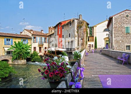 Das farbenfrohe Dorf Borghetto, Valeggio sul Mincio, während der Festtage. Eines der schönsten Dörfer Italiens. Stockfoto