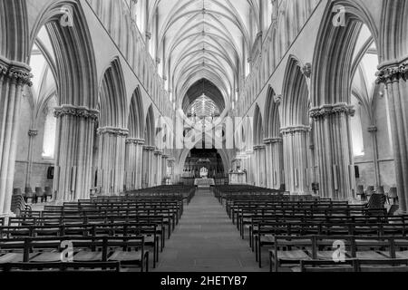 Wells.Somerset.Vereinigtes Königreich.Dezember 30th 2021.Blick auf das Kirchenschiff und die Scherenbögen in der Kathedrale von Wells in Somerset Stockfoto