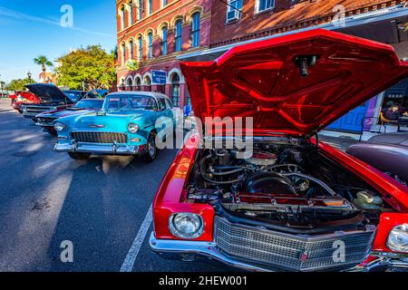 Fernandina Beach, FL - 18. Oktober 2014: Weitwinkelansicht von alten Straßenruten auf einer Oldtimer-Show in Fernandina Beach, Florida. Stockfoto