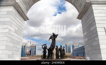 Nur Sultan, Kasachstan - 04-28-2017: Blick auf das Kazahk-Eli-Denkmal auf dem Unabhängigkeitsplatz in nur Sultan Stockfoto