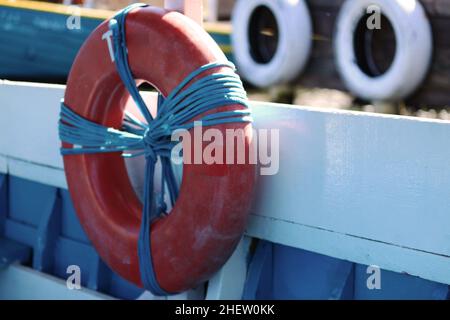 Die Boje eines kleinen Segelbootes in der Lagune. Ein großes Zurrseil, um es zu sichern. Stockfoto