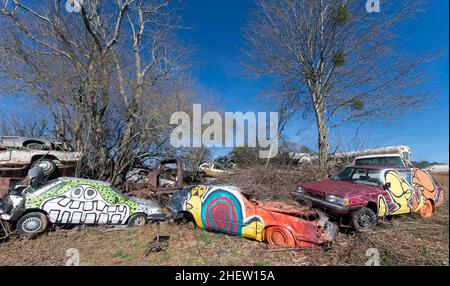 Alto, Georgia, USA. 12th Januar 2022. Der Schulbus-Friedhof auf dem Gelände des Auto Parts & Wrecker Service von Alonzo Wade ist ein Kreis von demisionierten Schulbussen, die als Leinwand für lokale Künstler und als Zaun für das Unternehmen dienen. Die Kunst wird fast jährlich verändert.(Bildquelle: © Brian Cahn/ZUMA Press Wire) Stockfoto