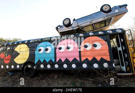 Alto, Georgia, USA. 12th Januar 2022. Der Schulbus-Friedhof auf dem Gelände des Auto Parts & Wrecker Service von Alonzo Wade ist ein Kreis von demisionierten Schulbussen, die als Leinwand für lokale Künstler und als Zaun für das Unternehmen dienen. Die Kunst wird fast jährlich verändert.(Bildquelle: © Brian Cahn/ZUMA Press Wire) Stockfoto