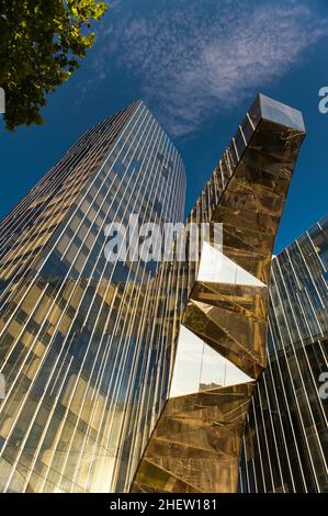 Abstrakter architektonischer Hintergrund mit Reflexionen in einer Überkopfprojektion auf einem modernen Glasgebäude Stockfoto