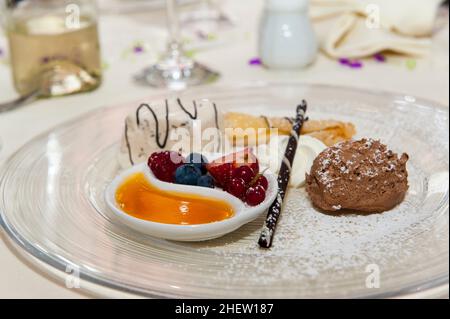 Hübsch dekoriertes Dessert auf dem Tisch mit süßen Cremes und frischem Obst Stockfoto