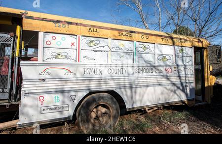 Alto, Georgia, USA. 12th Januar 2022. Der Schulbus-Friedhof auf dem Gelände des Auto Parts & Wrecker Service von Alonzo Wade ist ein Kreis von demisionierten Schulbussen, die als Leinwand für lokale Künstler und als Zaun für das Unternehmen dienen. Die Kunst wird fast jährlich verändert.(Bildquelle: © Brian Cahn/ZUMA Press Wire) Stockfoto