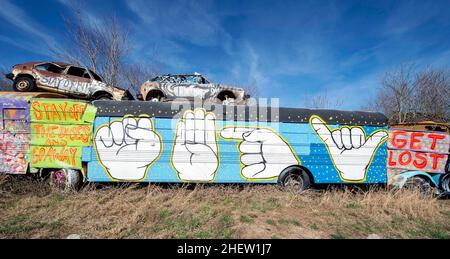 Alto, Georgia, USA. 12th Januar 2022. Der Schulbus-Friedhof auf dem Gelände des Auto Parts & Wrecker Service von Alonzo Wade ist ein Kreis von demisionierten Schulbussen, die als Leinwand für lokale Künstler und als Zaun für das Unternehmen dienen. Die Kunst wird fast jährlich verändert.(Bildquelle: © Brian Cahn/ZUMA Press Wire) Stockfoto