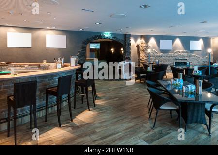 Loungebar im Restaurant mit weißen Bilderrahmen Stockfoto