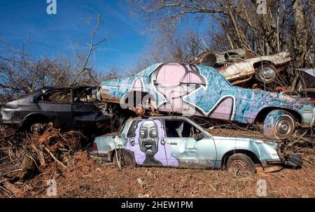 Alto, Georgia, USA. 12th Januar 2022. Der Schulbus-Friedhof auf dem Gelände des Auto Parts & Wrecker Service von Alonzo Wade ist ein Kreis von demisionierten Schulbussen, die als Leinwand für lokale Künstler und als Zaun für das Unternehmen dienen. Die Kunst wird fast jährlich verändert.(Bildquelle: © Brian Cahn/ZUMA Press Wire) Stockfoto