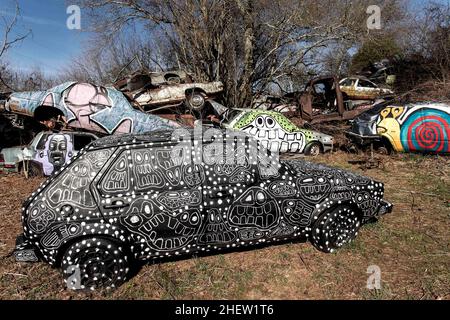 Alto, Georgia, USA. 12th Januar 2022. Der Schulbus-Friedhof auf dem Gelände des Auto Parts & Wrecker Service von Alonzo Wade ist ein Kreis von demisionierten Schulbussen, die als Leinwand für lokale Künstler und als Zaun für das Unternehmen dienen. Die Kunst wird fast jährlich verändert.(Bildquelle: © Brian Cahn/ZUMA Press Wire) Stockfoto