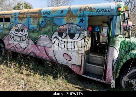 Alto, Georgia, USA. 12th Januar 2022. Der Schulbus-Friedhof auf dem Gelände des Auto Parts & Wrecker Service von Alonzo Wade ist ein Kreis von demisionierten Schulbussen, die als Leinwand für lokale Künstler und als Zaun für das Unternehmen dienen. Die Kunst wird fast jährlich verändert.(Bildquelle: © Brian Cahn/ZUMA Press Wire) Stockfoto