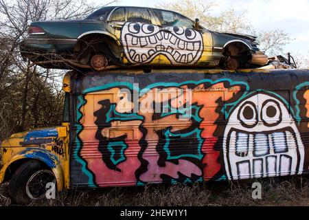 Alto, Georgia, USA. 12th Januar 2022. Der Schulbus-Friedhof auf dem Gelände des Auto Parts & Wrecker Service von Alonzo Wade ist ein Kreis von demisionierten Schulbussen, die als Leinwand für lokale Künstler und als Zaun für das Unternehmen dienen. Die Kunst wird fast jährlich verändert.(Bildquelle: © Brian Cahn/ZUMA Press Wire) Stockfoto