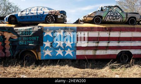 Alto, Georgia, USA. 12th Januar 2022. Der Schulbus-Friedhof auf dem Gelände des Auto Parts & Wrecker Service von Alonzo Wade ist ein Kreis von demisionierten Schulbussen, die als Leinwand für lokale Künstler und als Zaun für das Unternehmen dienen. Die Kunst wird fast jährlich verändert.(Bildquelle: © Brian Cahn/ZUMA Press Wire) Stockfoto