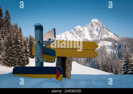 Richtungsschilder tief im Schnee in der Winterlandschaft Stockfoto