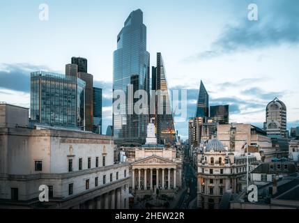 Wunderschöner Blick auf die Skyline von London City in Bank at Dusk während der Absperrung Stockfoto