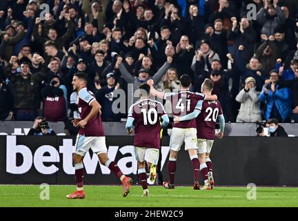 London, Großbritannien. 12th Januar 2022. Declan Rill (West Ham, Kapitän, 41) erzielt mit Torschütze Jarrod Bowen (West Ham, 20) das zweite Tor von West Ham im Spiel West Ham gegen Norwich Premier League im London Stadium Stratford. Quelle: MARTIN DALTON/Alamy Live News Stockfoto