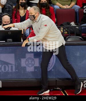 Piscataway, New Jersey, USA. 12th Januar 2022. Rutgers Scarlet Knights Cheftrainer Steve Pikiell während des Spiels zwischen den Nebraska Cornhuskers und den Rutgers Scarlet Knights in der Jersey Mikes Arena in Piscataway, New Jersey, am Samstag, 8 2022. Januar. Rutgers besiegte Nebraska 93-65. Duncan Williams/CSM/Alamy Live News Stockfoto