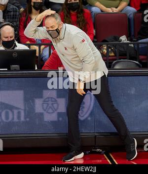 Piscataway, New Jersey, USA. 12th Januar 2022. Rutgers Scarlet Knights Cheftrainer Steve Pikiell während des Spiels zwischen den Nebraska Cornhuskers und den Rutgers Scarlet Knights in der Jersey Mikes Arena in Piscataway, New Jersey, am Samstag, 8 2022. Januar. Rutgers besiegte Nebraska 93-65. Duncan Williams/CSM/Alamy Live News Stockfoto