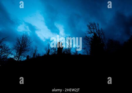 Mystische Landschaft mit bewölktem Himmel, während die blaue Stunde Stockfoto